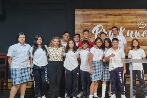 Jóvenes en oración